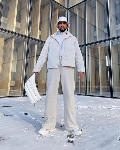 Winter White Outfit Men, White Monochromatic Outfit Men, Winter Wonderland Party Outfit Men, All White Winter Outfit Men, White Winter Track Jacket For Streetwear, White Jacket Outfit Men Aesthetic, All White Mens Streetwear, Monochromatic Outfit Men, White Monochromatic Outfit