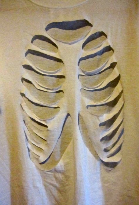 Skeleton Cutout Shirt, Diy Shirt With Chains, Rib Cage Back View, Shredded Shirt Diy, Skeleton Cut Out Shirt, Diy Halloween T Shirt Ideas, Bleaching Ideas Clothes, How To Upcycle A T Shirt, Skeleton Shirt Diy