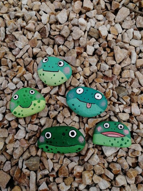 Painted Frogs On Rocks, Painting Frogs On Rocks, Frog On Rock Painting, Frog Stone Painting, Frog Rock Art, Rock Painting Frog, Frog Rock Painting Ideas, Frog Painted Rocks, 5 Speckled Frogs