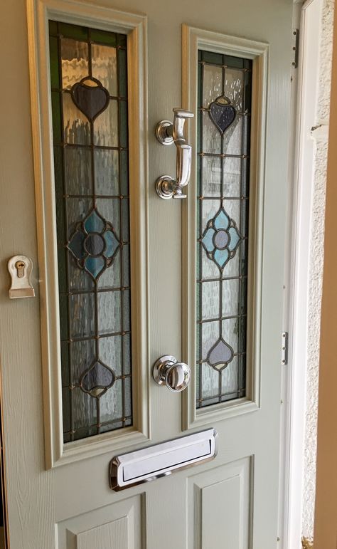 Solidoor Ludlow door with Dorchester glass in painswick. Front Door Steps Ideas Uk, Ludlow Door, Taupe Front Door, French Doors Exterior Entrance, Composite Front Doors Uk, Hall Door, House Entrance Doors, Front Doors Uk, External Front Doors