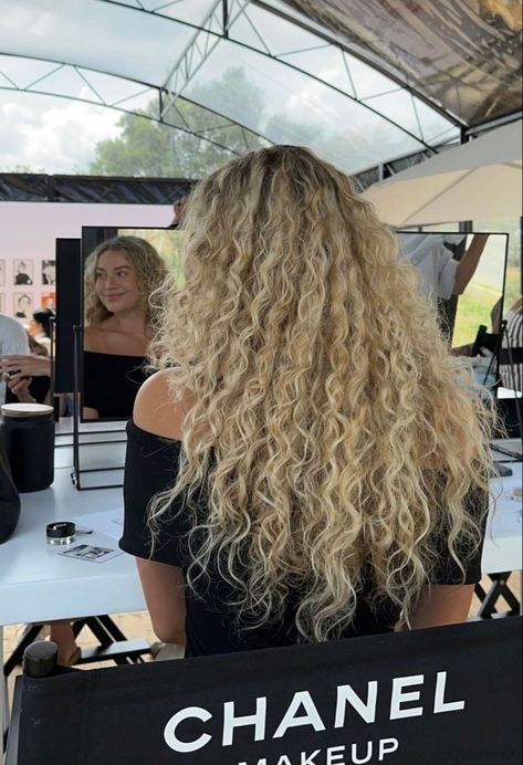 Long Blond Curly Hairstyles, Blonde Natural Curly Hair, Platinum Blonde Curly Hair, Blonde Curly Hair Natural, Curly Beach Hair, Model Curly Hair, Long Curly Blonde Hair, American Wave, Blonde Highlights Curly Hair