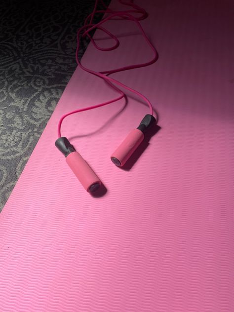 #pink #yogamat #pinkpilate #skipping #jumprope #workout #gym #athomeworkout Jump Rope Aesthetic, Beachwear Aesthetic, April Moodboard, Rope Skipping, Girly Swag, Jump Rope Workout, 2024 Goals, Mat Pilates, Skipping Rope