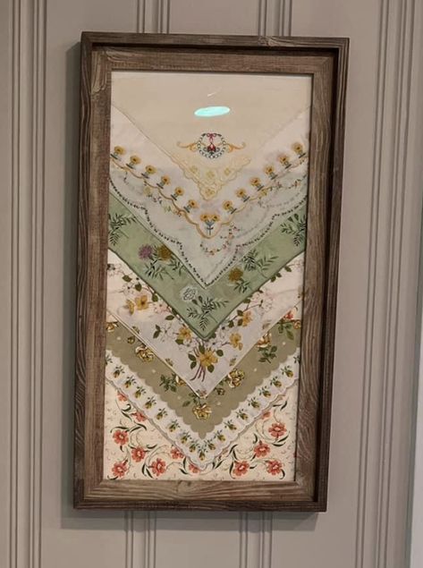 Framing Old Handkerchiefs, Old Quilts Repurposed Ideas, Vintage Handkerchiefs Crafts, Handkerchief Crafts, Quilt Display, Framed Cross Stitch, Linen Quilt, Old Frames, Old Quilts