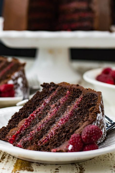 A beautiful layered dark chocolate raspberry cake with a fresh raspberry filling. this homemade cake is moist, rich and chocolatey. Iced with a silky chocolate ganache frosting and garnished with fresh raspberries. Chocolate Cake Raspberry Filling, Raspberry Cake Recipes, Raspberry Desserts, Ganache Frosting, Chocolate Raspberry Cake, Sweet Recipe, Dark Chocolate Cakes, Raspberry Filling, Raspberry Cake