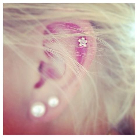 Double Piercing, Piercing Cartilage, Cute Ear Piercings, Cute Piercings, Jewelry Tattoo, Lobe Piercing, Body Piercings, Gold Diamond Earrings, Helix Piercing