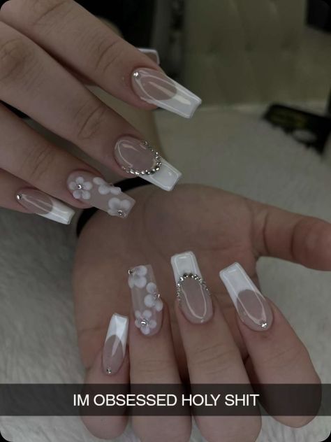 Cute White And Silver Nails, Short Nail Designs Prom, White Flowers Nails Design, Grad Nails Acrylic, Nail Designs Hoco, Nails White Square, White Floral Nails, White Flower Nails, Homecoming Nails White