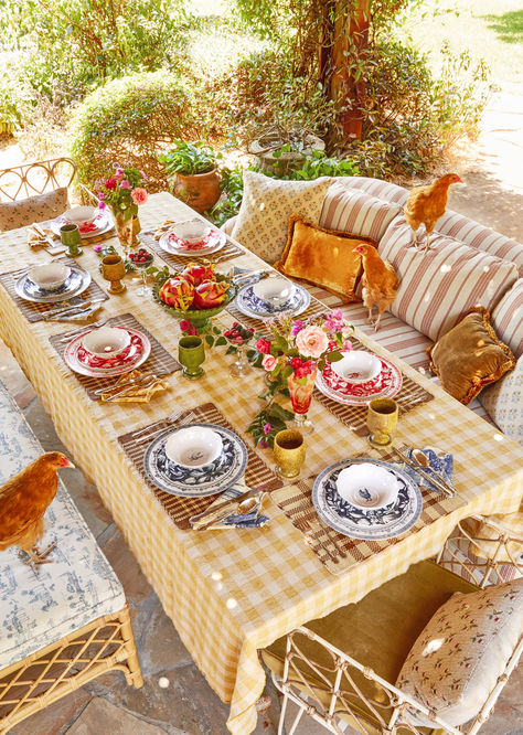 Spring Party Ideas for every occasion Spring Party Themes, Spring Party Ideas, Florida Farm, Spring Theme Party, Holiday Entertaining Food, Yellow Tablecloth, Outdoor Brunch, Dinner Party Table Settings, Hosting Brunch