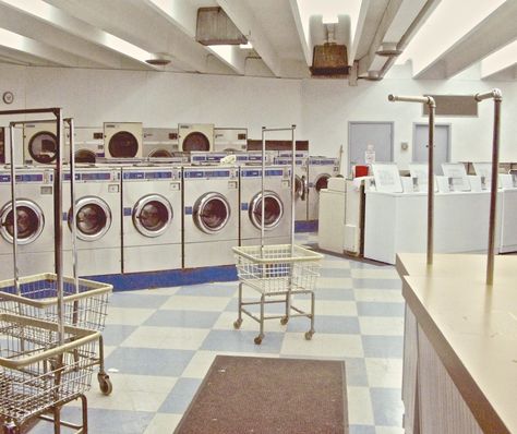 Vintage Laundromat, Laundromat Aesthetic, My Beautiful Laundrette, Laundromat Business, Laundy Room, Coin Laundry, Retro Interior Design, Laundry Mat, Japanese Lifestyle