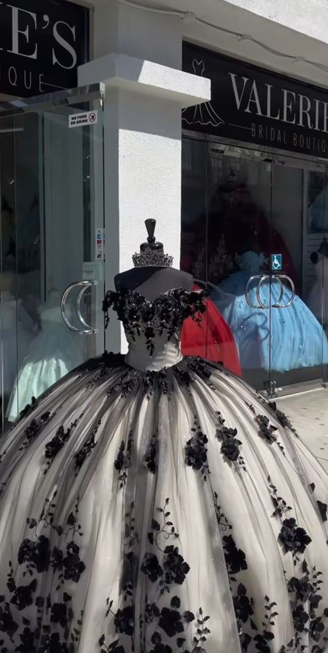 Quinceañera Black Dress, Dark Quince Dresses, Black And Silver Quinceanera Dresses, Black And Silver Quinceanera Theme, Black And White Quince, Sweet 16 Dresses Black, Silver Quinceanera Dresses, Black Quinceanera Theme, Black Quince Dress