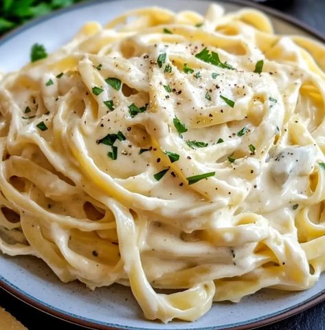 Easy Chicken Tetrazzini - Chicken Tettrazini, Creamy Chicken Tetrazzini, Easy Chicken Tetrazzini, Chicken Tetrazzini Recipes, Turkey Tetrazzini, Chicken Tetrazzini, Creamy Pasta Recipes, Fusion Dishes, Cheesy Sauce