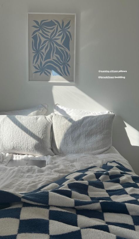 Minimal Beachy Bedroom, Blue And White Themed Bedroom, Greece Aesthetic Bedroom, Greece Inspired Room, Minimalist Beach Bedroom, Coastal Grandmother Dorm Room, Coastal Apartment Aesthetic, White Beachy Bedroom, Blue Minimalist Bedroom