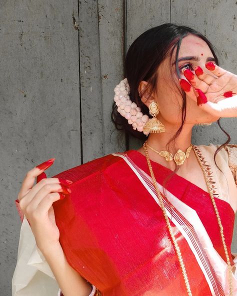 Bengali Photoshoot In Saree, Red And White Saree, Bengali Culture, Bengali Saree, Curl Hair With Straightener, Bride Entry, Saree Poses, Photography Inspiration Portrait, Desi Fashion Casual