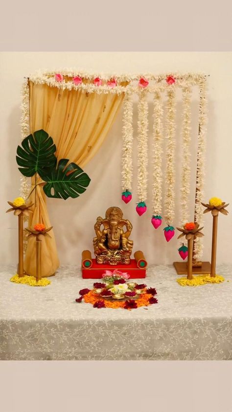 Mandir Decoration Ideas, Ganpati Decoration Theme, Mandir Decoration, Ganesh Chaturthi Decoration, Simple Stage Decorations, Home Flower Decor, Ganpati Decoration At Home, Janmashtami Decoration, Diy Floral Decor