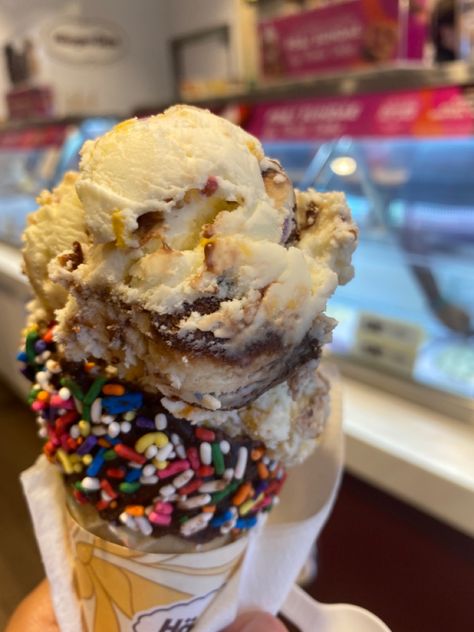 an ice cream cone. Pretty Desserts, Sugar Cones, Pretty Dessert, Baskin Robbins, Cream Aesthetic, Ice Cream Cones, Gift Inspo, Waffle Cones, An Ice Cream