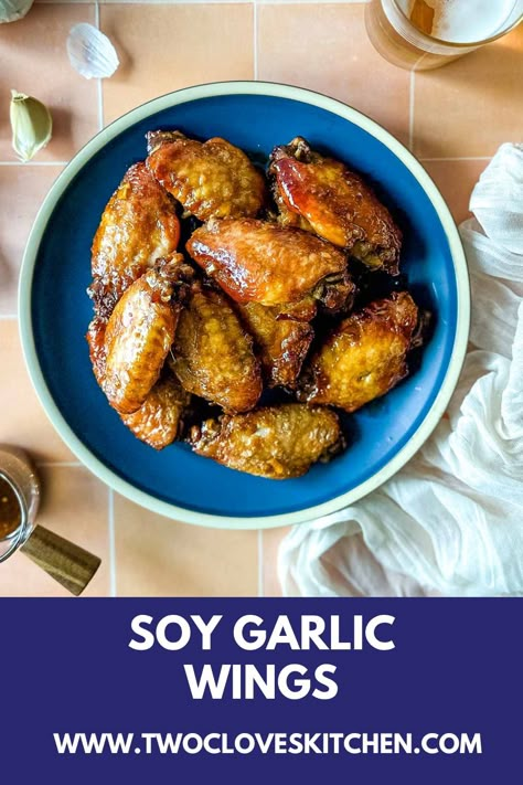 These crispy soy garlic chicken wings employ a simple trick for crispy, sticky, delicious wings. A savory appetizer wing recipe you'll love! Soy Garlic Chicken Wings, Garlic Chicken Wings Recipe, Soy Garlic Chicken, Garlic Wings, Wings Chicken, Chicken Lunch Recipes, Garlic Chicken Wings, Wing Recipe, Crispy Wings