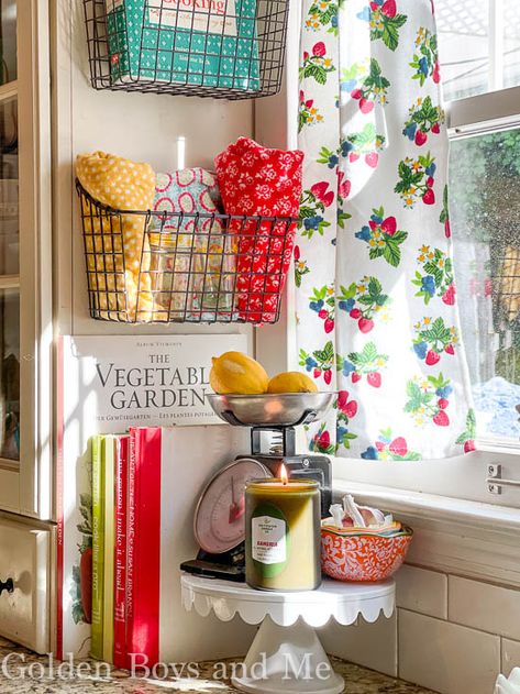 Kitchen Summer Decor, Funky Farmhouse Decor, Colorful Farmhouse Kitchen, Summer Vignettes, Vintage Cottage Kitchen, Decor In Kitchen, Yellow Kitchens, Summer Kitchen Decor, Vintage Maximalism