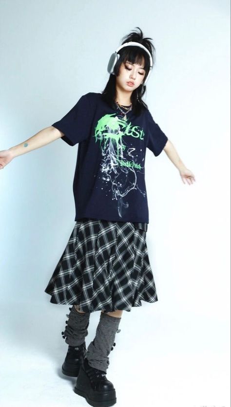 2000s Rock Outfits, Grunge Y2k Harajuku, Sixth Dimension Clothing, Japanese Rock Fashion, 90s Grunge Style Outfits, Loser Outfits, Japanese Grunge Fashion, Japanese 2000s Fashion, Y2k Fashion Skirt