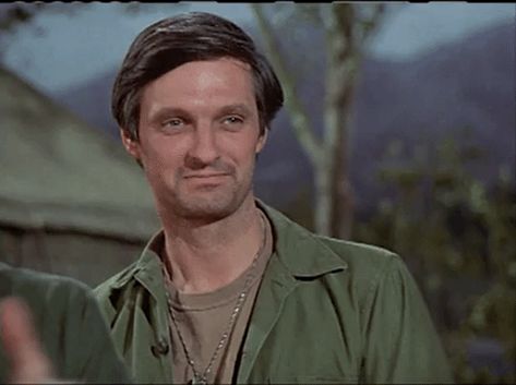 Alan Alda Captain Benjamin Franklin “Hawkeye” Pierce Mash Army salute gif Mash Cast, Mash Show, Father Mulcahy, Mash Characters, Alan Alda Mash, Mash 4077, Alan Alda, American Comedy, Red Bird