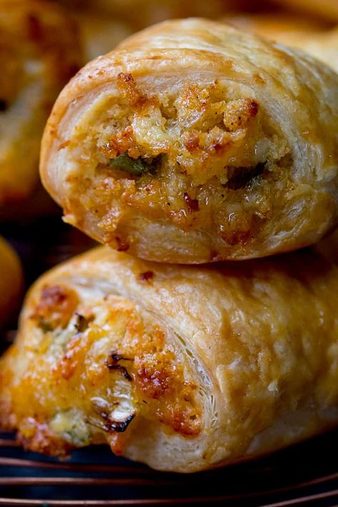 Vegetarian Sausage Rolls, Vegetarian Sausage, Vegetarian Party Food, Vegetarian Party, Sausage Rolls Recipe, Vegetarian Sausages, Savory Pastry, Vegetarian Appetizers, Sausage Rolls