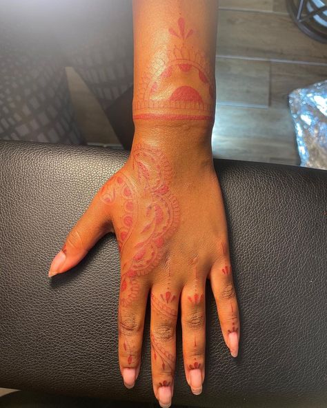 Tattoo Red Ink, Black People Tattoos, Red Tattoo Ideas, Girl Thigh Tattoos, Jewel Tattoo, Henna Inspired Tattoos, Girl Back Tattoos, Red Tattoo, Henna Tattoo Hand