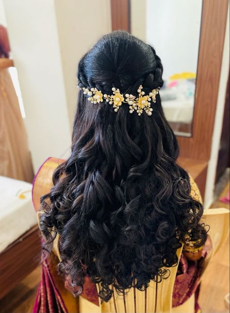 Reception Hairstyles Indian Brides, Indian Hairstyles For Saree, Wedding Reception Hairstyles, South Indian Wedding Hairstyles, Reception Hairstyles, Hair Style On Saree, Hair Style Vedio, Engagement Hairstyles, Tattoos Unique