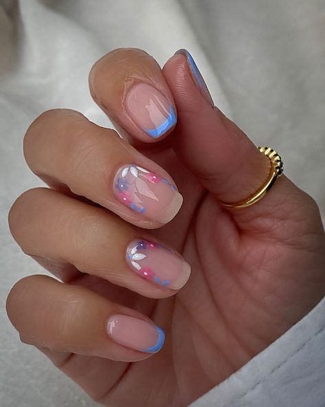 Blue and Pink Summer Nails Combine two summer-perfect hues with blue and pink nail designs. Play with different shades and patterns to create a fun and vibrant look that’s perfect for the season. Negative Space Nail Designs, Fruit Nail Designs, Negative Space Nail Art, Negative Space Nails, Summer Gel Nails, Summer Nail Designs, Tropical Nails, Subtle Nails, Minimalist Nail Art