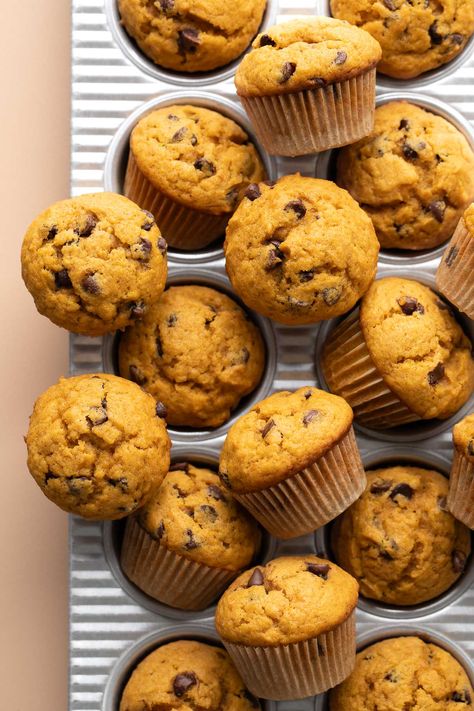 This easy peasy recipe for Mini Chocolate Chip Pumpkin Muffins makes 20 fluffy and flavorful Fall muffins! These bakery-style mini muffins... Pumpkin Muffins Mini, Pumpkin Oat Mini Muffins, Pumpkin Chocolate Chip Mini Muffins, Mini Pumpkin Chocolate Chip Muffins, Mini Banana Bread Muffins, Healthy Mini Muffins, Thanksgiving Muffins, Cocoa Muffins, Pumpkin Mini Muffins