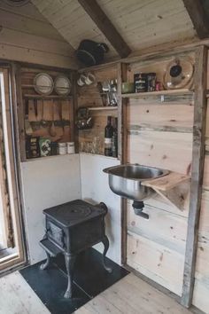 Micro Cabin Kitchen, Small Cabin Space Saving Ideas, Inside Small Cabin Ideas, Dry Cabin Ideas, Small Cabin Interiors Rustic, Dry Cabin Living, Tiny Cabin Ideas, Tiny Home Kitchen Ideas, Mini Cabin Ideas