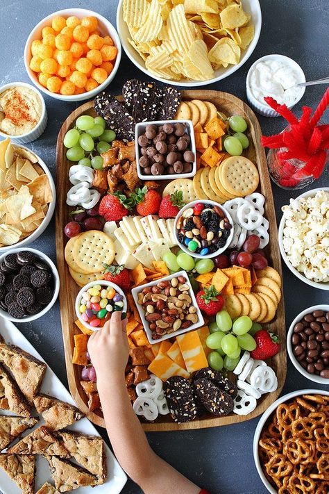 Sweet and Salty Snack Board-the perfect party food for easy entertaining. You will love the mix of sweet and salty snacks for game day or any party! #snacks #gameday Salty Sweet Snacks, Bowl Party Food, Decorações Com Comidas, Snack Board, God Mat, Easy Entertaining, Think Food, Salty Snacks, Snacks Für Party