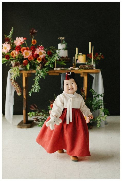 Chinese 1st Birthday Party, Dol Birthday Korean, Dohl Korean First Birthdays Girl, Chinese First Birthday, Korean Baby Birthday, Korean Table, Dol Party, Korean First Birthday, Floral First Birthday