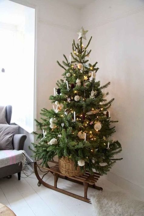 Small Christmas Tree, Christmas Apartment, How To Make Christmas Tree, Christmas Tree Decorations Diy, Christmas Decorations Living Room, Christmas Tree Stand, Cool Christmas Trees, Small Christmas Trees, Simple Christmas Tree