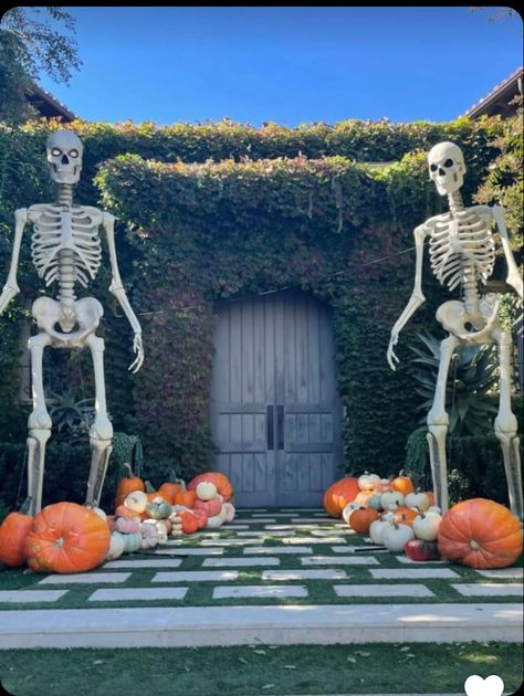 Halloween Decor Khloe Kardashian , Halloween house decorations Halloween Invitaciones, Halloween Entryway, Halloween Animatronics, Creepy Costumes, Casa Halloween, Modern Halloween, Spooky Halloween Decorations, Halloween Yard, Halloween Inspo