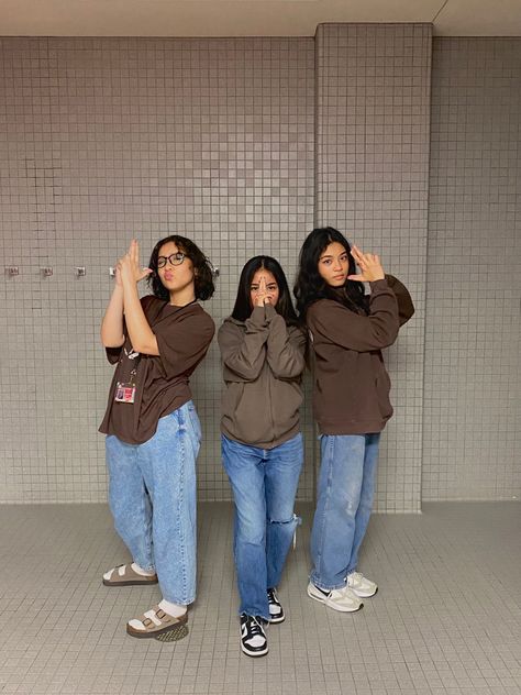 Twin Day Spirit Week Homecoming Best Friends, Matching Outfits For School, Twin Day Spirit Week Friends, Twin Day Ideas For School Spirit Week, Decades Day Spirit Week 90s, Celebrity Day Spirit Week Ideas, Twin Day Spirit Week, Decades Day Spirit Week, Decades Day