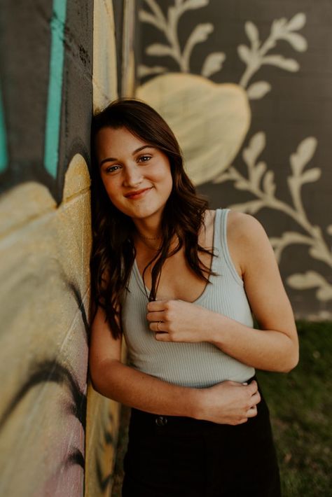 Senior Portraits Artist, Wall Mural Photoshoot, Mural Portrait Photography, Mural Photoshoot Ideas, Senior Picture Ideas Murals, Mural Senior Pictures, Mural Photoshoot Poses, Nashville Pics, Mural Photoshoot