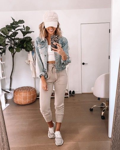 Casual On The Go Outfits, Moms In 30s Outfits, Hot Mom Outfits Spring Casual, Mum Fashion Summer, Field Day Outfit Mom, Mom Athleisure Style Summer, Sport Mom Outfit, Summer Athleisure Outfits, Spring Mom Outfits