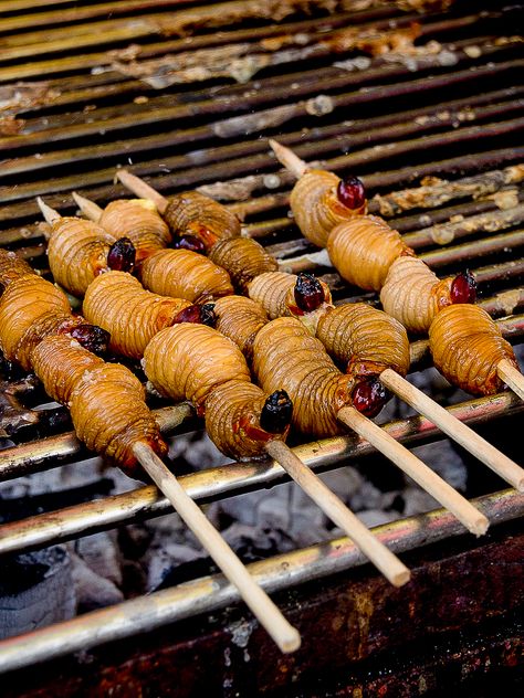 Chontacuro are beetle larvae mostly eaten as a snack not for the sqeamish Nigerian Snacks, Ecuador Food, Beetle Larvae, Pear And Almond Tart, Ecuadorian Food, Crazy Food, Andrew Zimmern, Peruvian Cuisine, Food To Eat