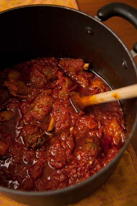 Il ragù napoletano, la ricetta scientifica Ragu Recipes, Beef Ragu Recipe, Beef Ragu, Ragu Recipe, Meat Sauce Recipes, Cooking Tomatoes, Homemade Lasagna, Slow Cooked Beef, Authentic Recipes