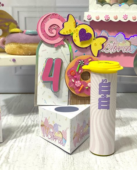 Reempaques de Dulces - Macarrons - MiniDonuts 🍩🧁🍰 - Kits De Coloring y Cajas con Chicles ! Todo para El cumple de Victoria ! Producto de tomar fotos a las 2:00 am 💆🏻‍♀️ #candyland #dulcessueños #dulcespersonalizados #reempaquespersonalizados #fiestaspersonalizadas #serendipiapartybox On Instagram, Quick Saves, Instagram