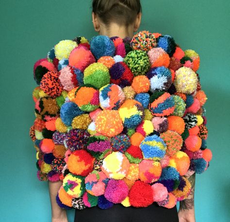 Pompom Jacket Diy, Pom Pom Costume, Pom Pom Jackets, Pom Pom Outfit, Pom Pom Clothes, Pom Pom Skirts, Cycle Chic, Pom Pom Crafts, Kool Aid