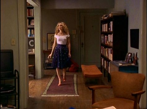 Carrie Bradshaw's apartment... Drool over that bookcase and organization of mags Carrie Bradshaw Apartment, Carrie Bradshaw Outfits, Carrie Bradshaw Style, Single Girl, Movie Sets, City Apartment, Sarah Jessica Parker, Carrie Bradshaw, City Style