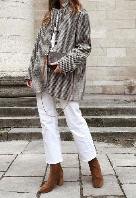 White Jeans Brown Boots Outfit, Jean Large Outfit, White Jeans Outfit Autumn, White Jeans Jacket, Winter White Jeans, Brown Boots Outfit, How To Wear White Jeans, Minimalist Moda, Checked Coat