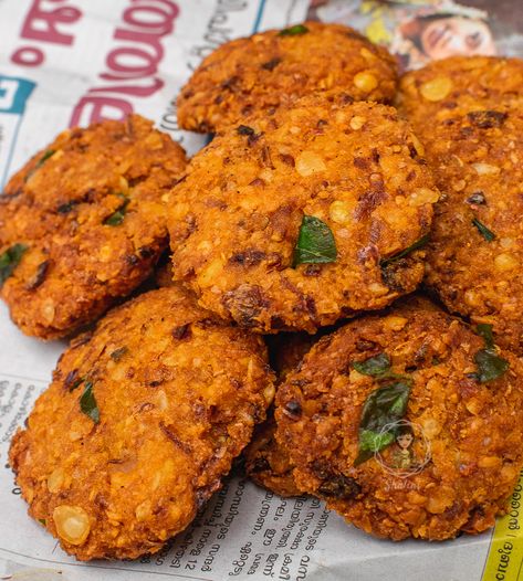 Parippu Vada is made of lentils and spices and is a traditional evening snack of Kerala. Find the recipe with step by step instructions and pictures. Parippu Vada, Dal Vada Recipe, Kerala Snacks, Lentil Fritters, Vada Recipe, Malaysian Cuisine, Kerala Food, Food Lab, Food Menu Design