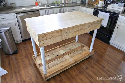 Repurpose pallet wood into a kitchen island table Italian Farmhouse Kitchen, Diy Kitchen Cart, Build Kitchen Island, Repurposed Kitchen, Rustic Backsplash, Diy Kitchen Table, Diy Storage Rack, Rustic Kitchen Island, Island Table