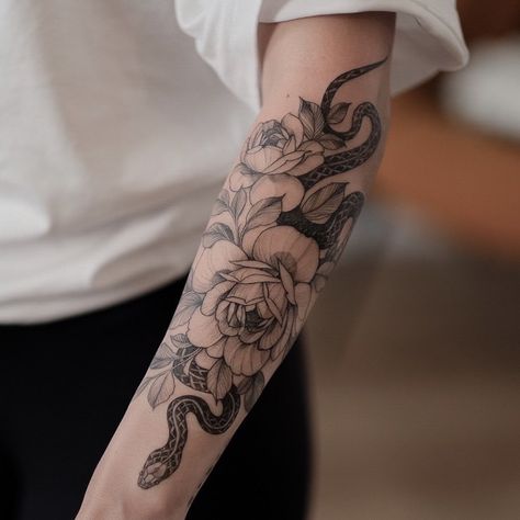 Snake Flower Sleeve Tattoo, Snake And Flowers Tattoo Half Sleeves, Snake Sleeve Tattoo Women, Snake Floral Tattoo, Feminine Snake Tattoo, Traditional Stencil, Procreate Tattoo, Around Arm Tattoo, Tattoo Process