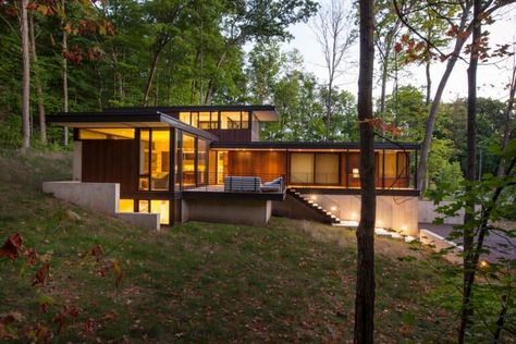 A modern terraced house in a woodsy suburban setting of Milwaukee Metal Pole Barns, Wood Exterior, Compact House, Rural Retreats, Exposed Concrete, Hus Inspiration, Pole Barn Homes, Terraced House, Modern Exterior