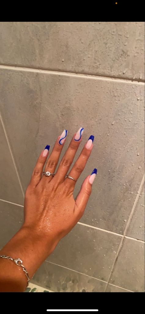 Nails Bleu Pastel, Dark Blue Nails Inspiration, Blue Nails With Lines, Blue Nails Hoco, Blue Lines Nails, Nails Bleu Roi, Nail Inspo Royal Blue, Blue Nail Inspired, Easy Nailarts