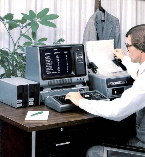 Old Computer, Vintage Computer, Retro Tech, Computer Equipment, Computer History, Retro Gadgets, Great Inventions, Old Computers, Vintage Office