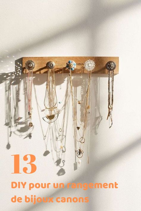 En quête d’astuces et d’idées déco et brico pour faire de l’ordre dans vos bijoux, foulards et autres accessoires ? Découvrez nos idées DIY !  #diy #doityourself #bijoux #jewels #accessories #accessoires #idea #ideas #interior #interieur #decoration Dorm Room Doors, Room Doors, Diy Accessories, My New Room, Door Knobs, Wall Hooks, Jewelry Organization, Dorm Room, Room Inspiration