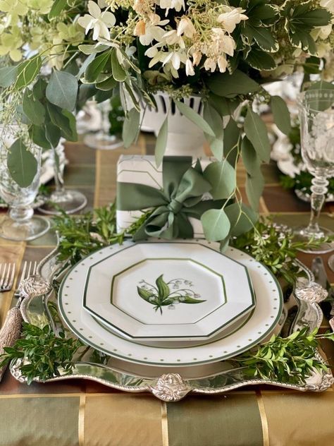 Carolyne Roehm, Tafel Decor, The Enchanted Home, Chic Table, Enchanted Home, Language Of Flowers, China Patterns, Holiday Tables, Hello There