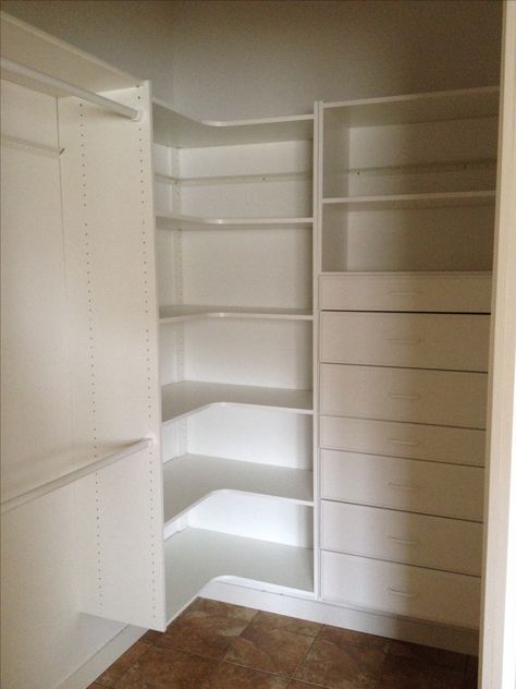 Master bedroom walk-in closet idea for maximum storage and space use. Corner Shelving, Corner Closet, Walking Closet, Walk In Closet Design, Closet Design Layout, Small Bedrooms, Closet Drawers, Closet Layout, Closet Remodel